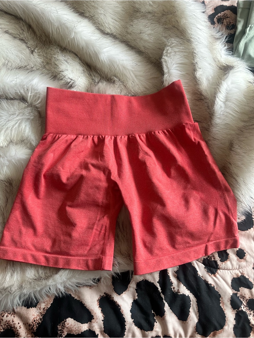 NVGTN Candy Apple Mid Rise Contour Seamless Shorts